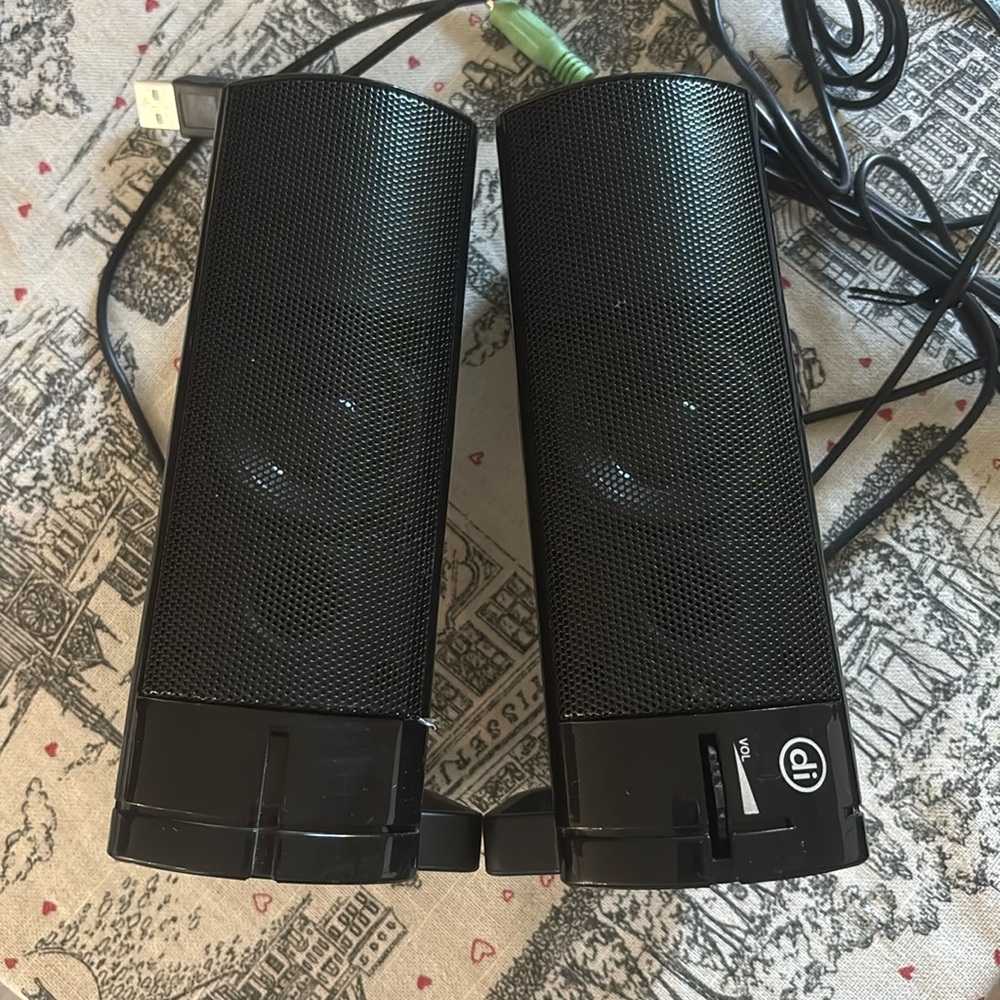 Laptop or Desktop Speakers Digital Innovations in Black